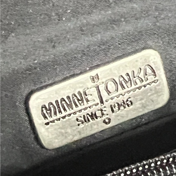 Minnetonka tooled leather embossed wallet in Black with card holders - Picture 6 of 13